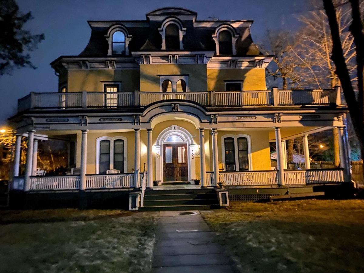 Mini Mansion Hotel Near Public Transportation Is The Yellow And Green House On The Corner Of 8Th St And Madison Avenue Plainfield Exterior photo